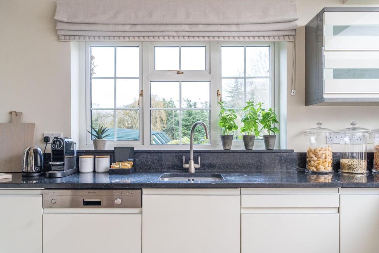 Monkey Island Estate - Small Luxury Hotels Of The World Bray Dış mekan fotoğraf A kitchen with a sink