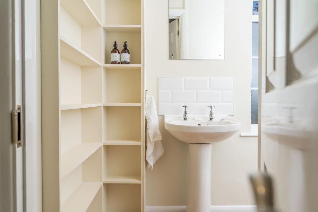 Monkey Island Estate - Small Luxury Hotels Of The World Bray Dış mekan fotoğraf A typical bathroom at the school