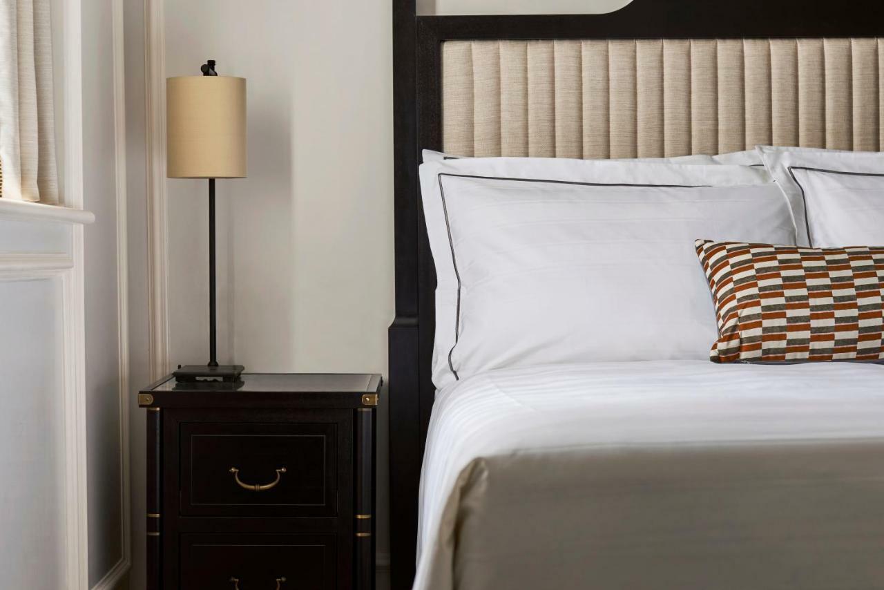 Monkey Island Estate - Small Luxury Hotels Of The World Bray Dış mekan fotoğraf A nightstand